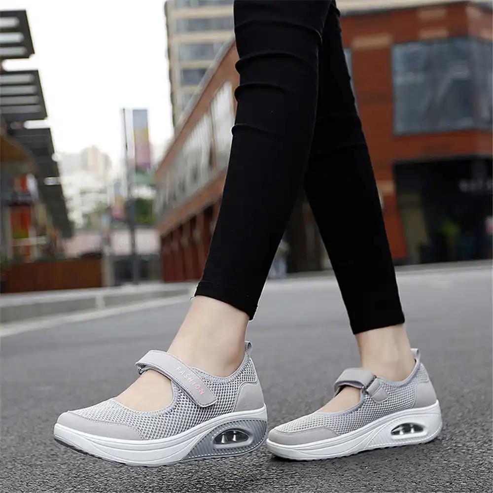 36-41 Demi-season Colored Snea - đánh giá và giá Wedding Supply Resale